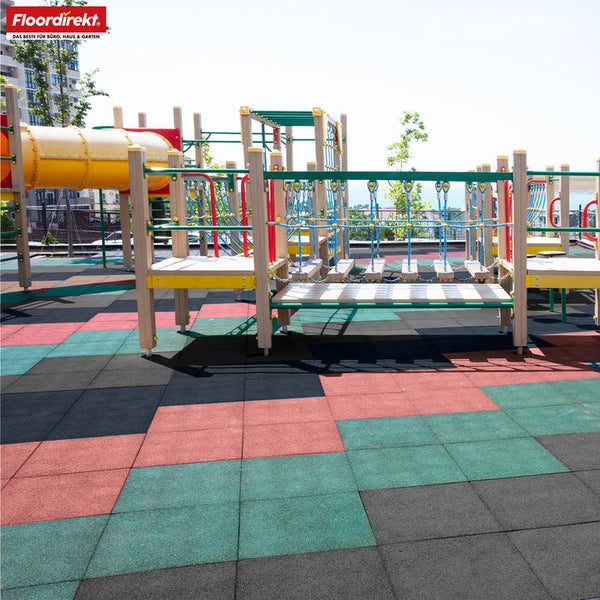 Spielplatz mit Fallschutzmatten und Klettergerüst