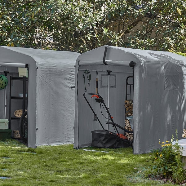 Zwei Gerätehäuser mit Gartengeräten im Garten