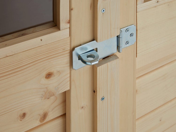 Nahaufnahme eines verzinkten Überfalle-Verschlusses an einer Gartenhaustür aus Holz mit Vorrichtung für ein Vorhängeschloss.