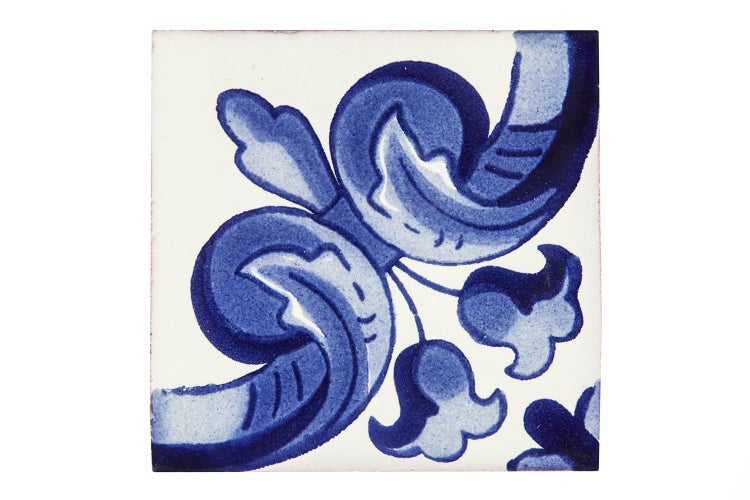 Keramikfliese mit blauem Blumenmuster