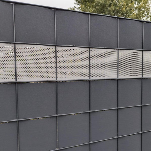 Sichtschutzzaun aus Metall mit Lochmuster