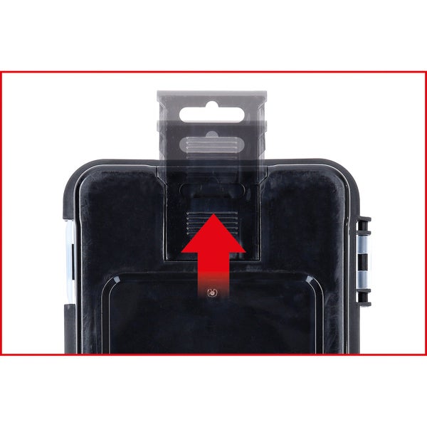 Detailansicht einer Werkzeugkiste mit rotem Pfeil, der die Öffnungsrichtung anzeigt