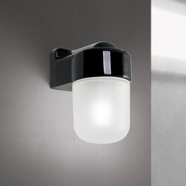 Moderne Außenwandleuchte mit milchigem Glasdiffusor für eine gleichmäßige Lichtverteilung an der Hausfassade