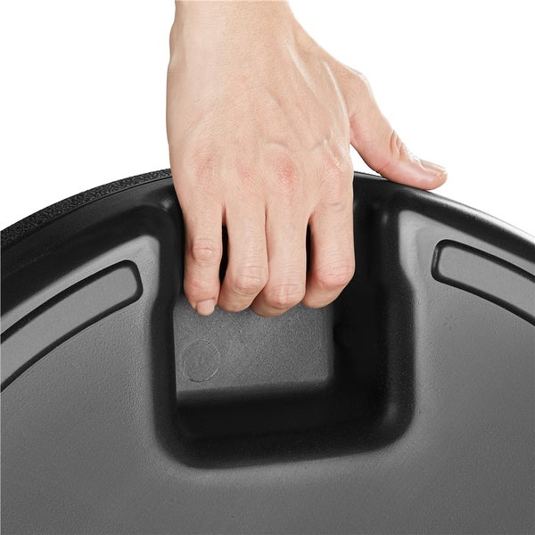 Hand hält einen schwarzen Pflanzkübel am Griff