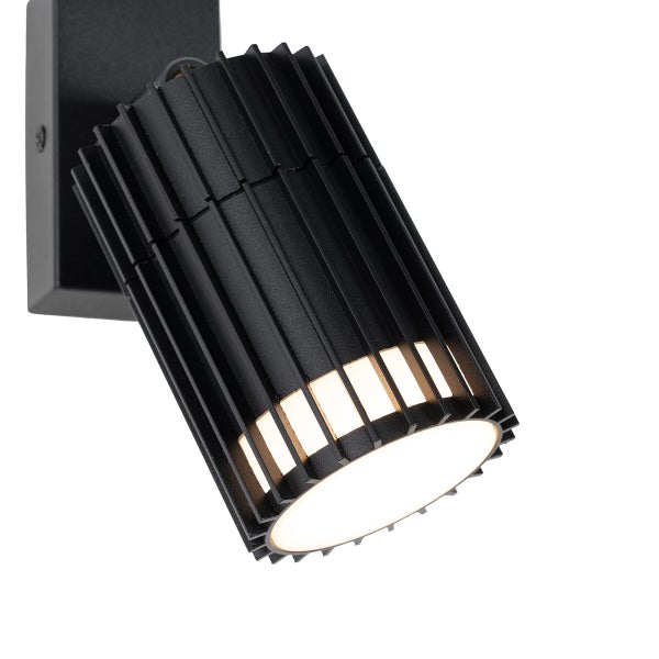 Schwarzer LED-Wandstrahler mit geripptem Metallgehäuse und schwenkbarem Leuchtenkopf.