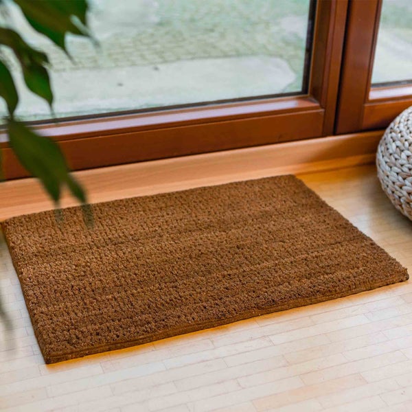 Fußmatte aus Kokosfaser vor einer Tür