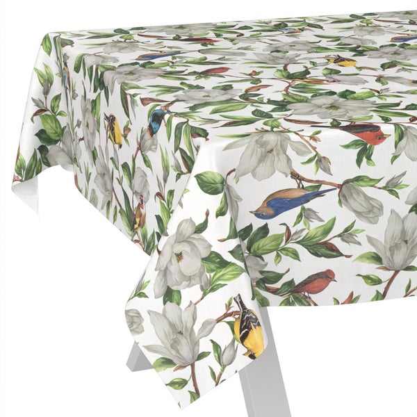 Tischdecke mit botanischem Muster aus weißen Blüten, grünen Blättern und bunten Vögeln auf Zweigen.
