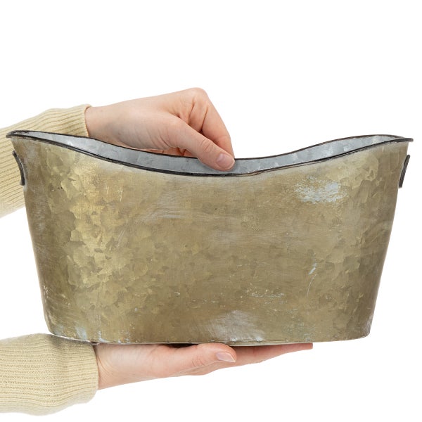 Ovaler Pflanzkübel aus verzinktem Metall, gehalten von Händen zur Größendarstellung.