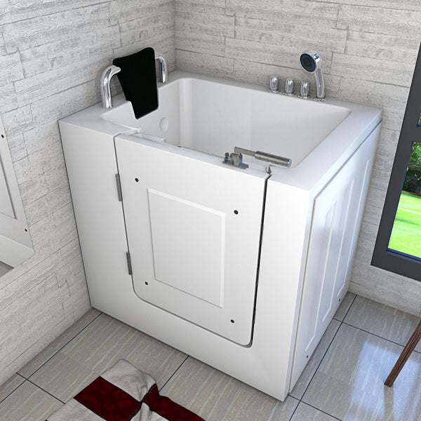 Begehbare Badewanne mit Tür und Haltegriff im Badezimmer.