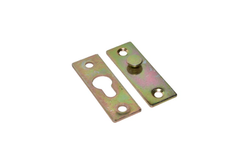 Ein zweiteiliger Metallverschluss bestehend aus einer Platte mit Profilzylinderlochung und einer Gegenplatte mit Bolzen für Türen