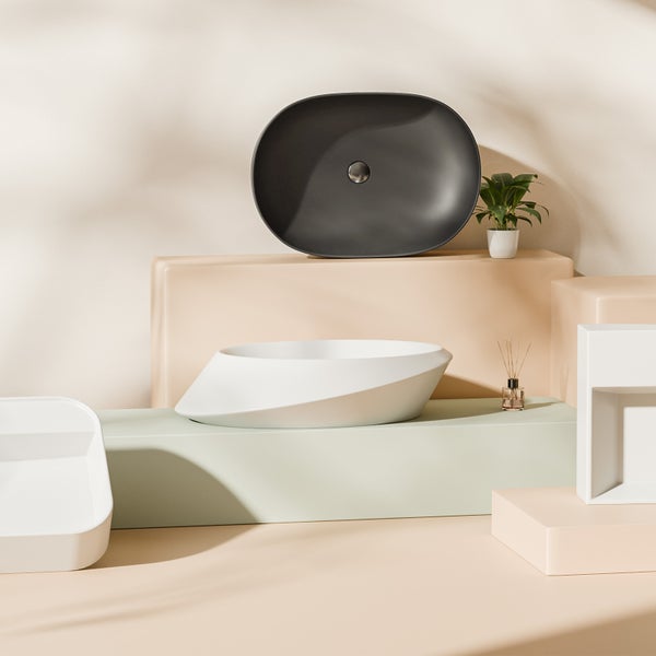 Moderne Aufsatzwaschbecken, ein schwarzes ovales und ein weißes asymmetrisches Waschbecken, dekorativ präsentiert auf minimalistischen Podesten.