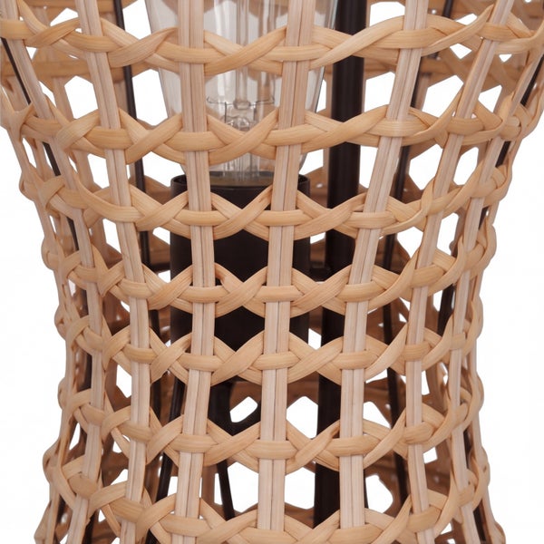 Detailansicht einer Lampe mit natürlichem Rattangeflecht schwarzer Fassung und sichtbarem Leuchtmittel