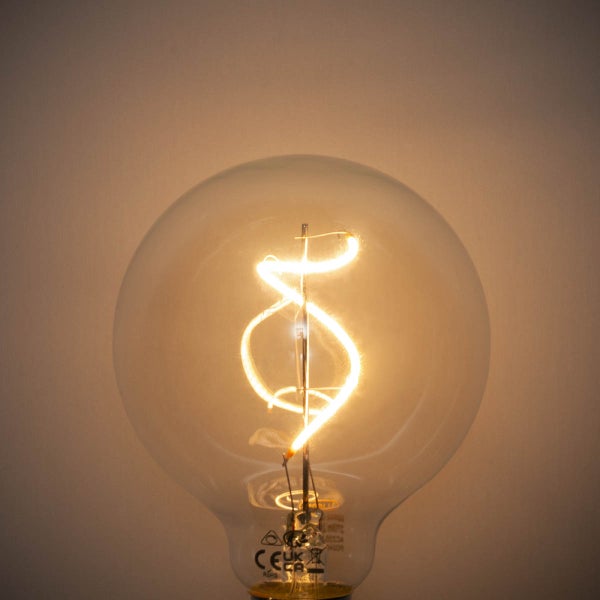 LED-Globe-Filament-Leuchtmittel mit spiralförmigem Filament, leuchtend.
