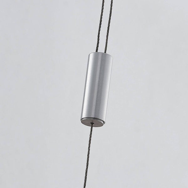 Zylindrisches Ausgleichsgewicht aus gebürstetem Metall für die Höhenverstellung von Pendelleuchten mit Kabeln.