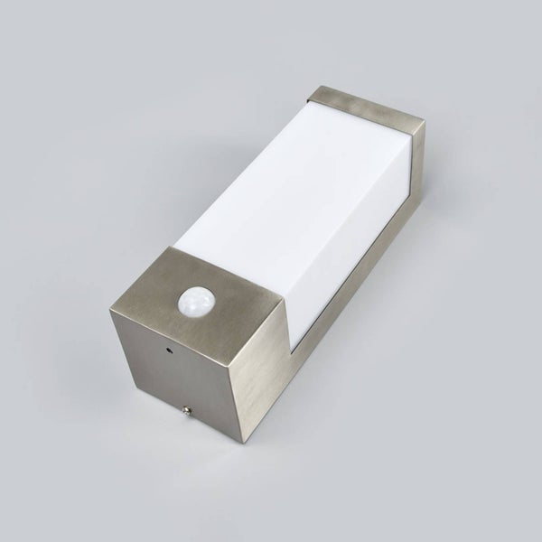 Rechteckige Außenwandleuchte aus Edelstahl mit weißem Kunststoffschirm und integriertem Bewegungsmelder.