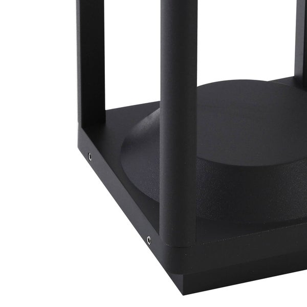 Detailaufnahme des Sockels einer schwarzen Außenleuchte aus Metall.