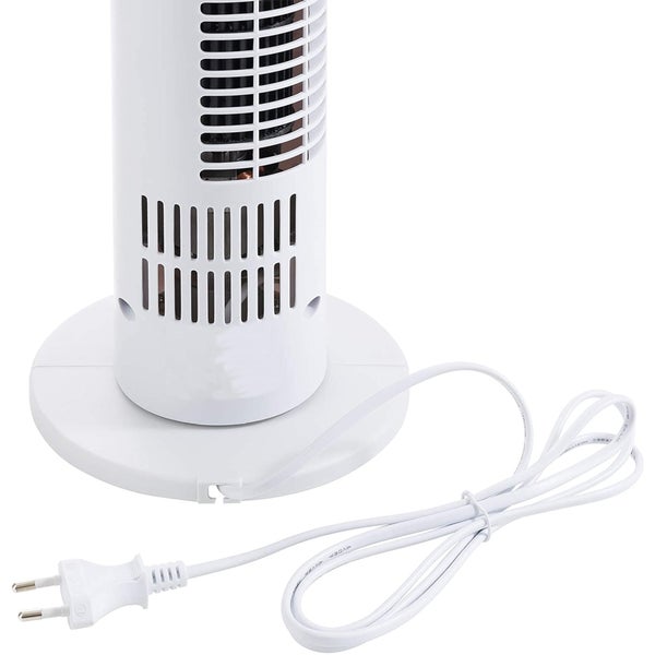 Basis eines weißen Turmventilators mit rundem Standfuß, Lüftungsschlitzen und weißem Netzkabel mit Stecker.