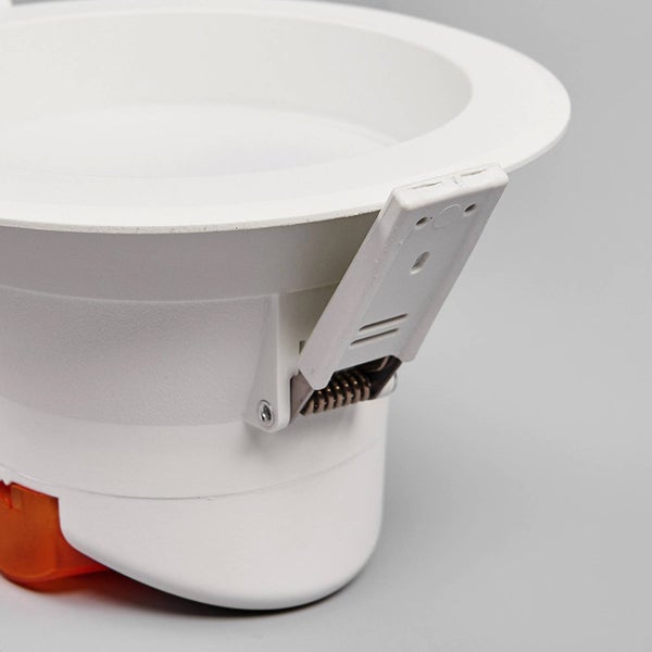 Weißer Einbaustrahler, Seitenansicht mit Befestigungsklammer und Metallfeder.