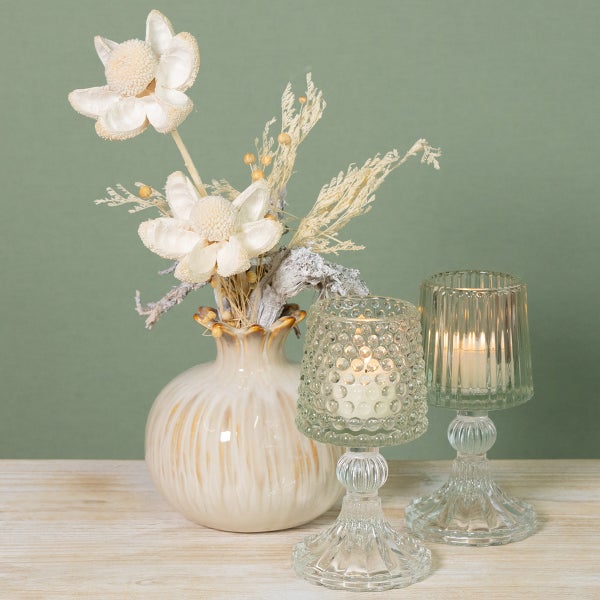 Zwei Teelichthalter aus Glas in Lampenform, einer mit Rillenstruktur und einer mit Noppenstruktur.