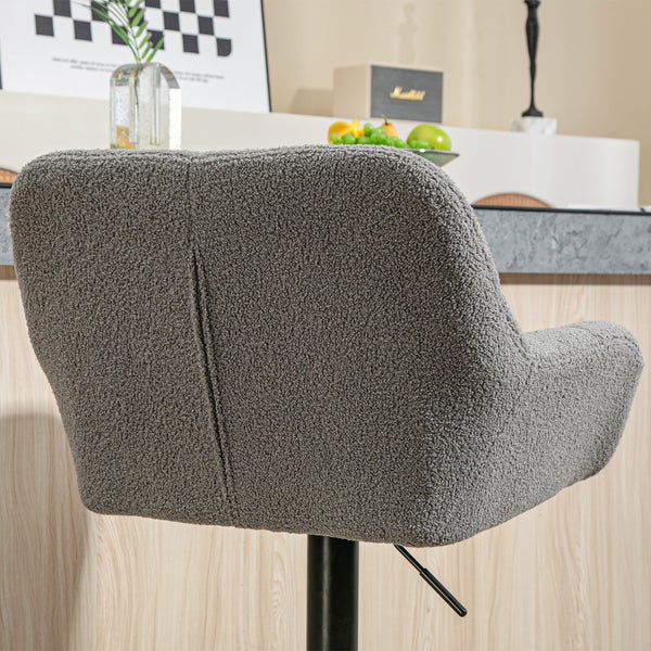 Schlafzimmer mit Bett, Nachttisch, Stehlampe und Dekoration für eine helle und gemütliche Atmosphäre.