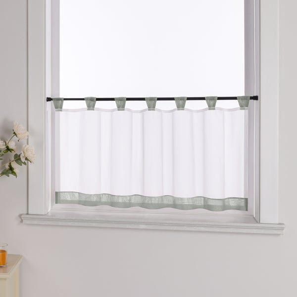 Gardine im Fenster mit Schlaufenaufhängung und Abschlussbordüre