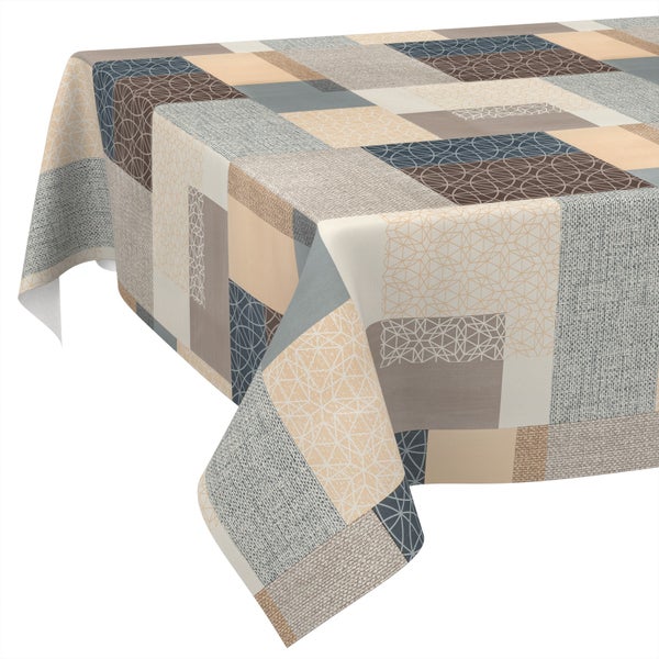 Eckige Tischdecke mit geometrischem Patchwork-Muster und verschiedenen Texturen.