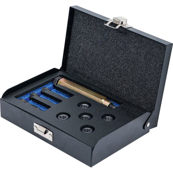 Werkzeugsatz in geöffnetem Metallkoffer mit Einsatz