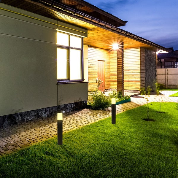 Beleuchteter Gartenweg mit Aussenleuchten vor einem Wohnhaus bei Nacht