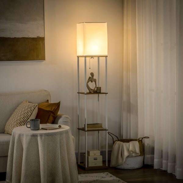 Stehlampe mit Regalen im Wohnzimmer