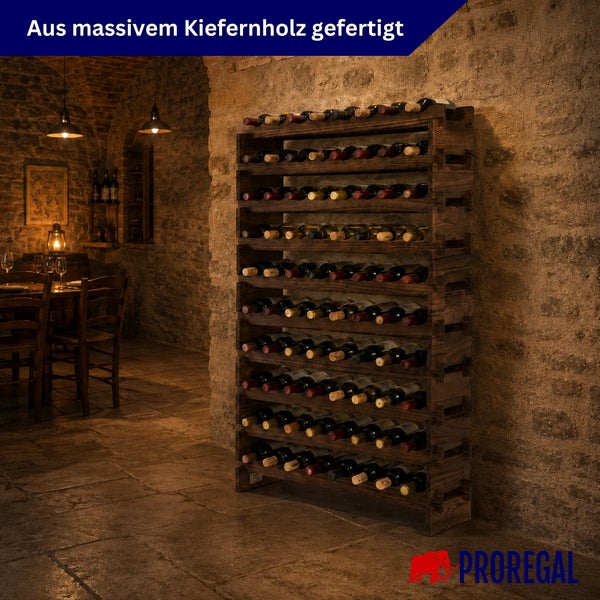 Weinregal aus massivem Kiefernholz für Flaschen in einem rustikalen Weinkeller mit Steinwand und gemütlicher Beleuchtung.