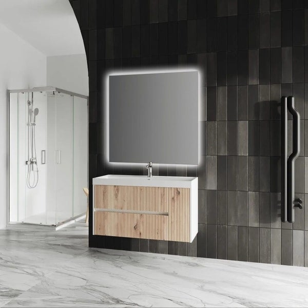 Modernes Badezimmer mit wandhängendem Waschtischunterschrank in Holzoptik, Spiegel mit Beleuchtung, dunklen Wandfliesen und einer Glasdusche.