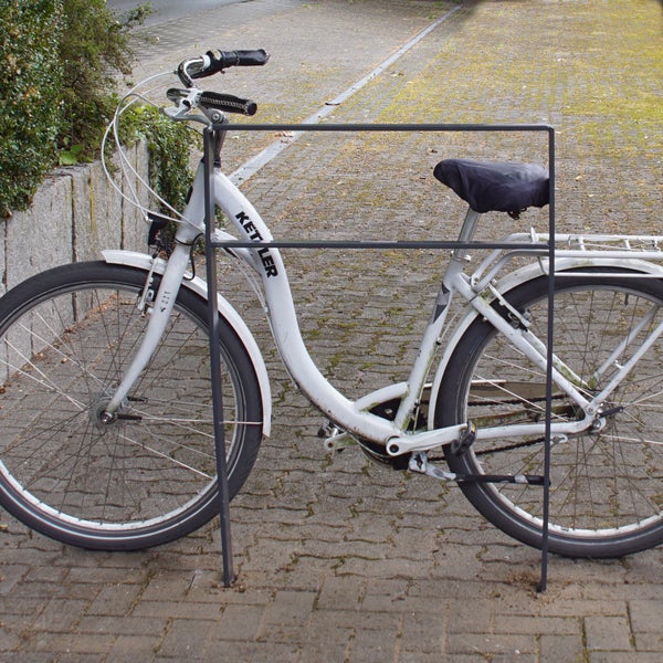 Fahrrad der Marke Kettler steht an einem Fahrradständer