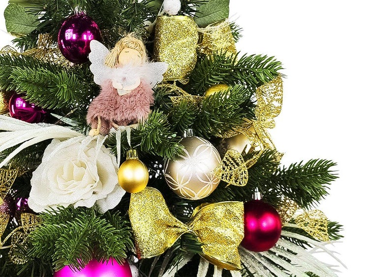 Weihnachtsbaum mit festlichem Schmuck, darunter eine Engelsfigur, Rosen, Christbaumkugeln und glitzernde Schleifen an künstlichen Tannenzweigen.