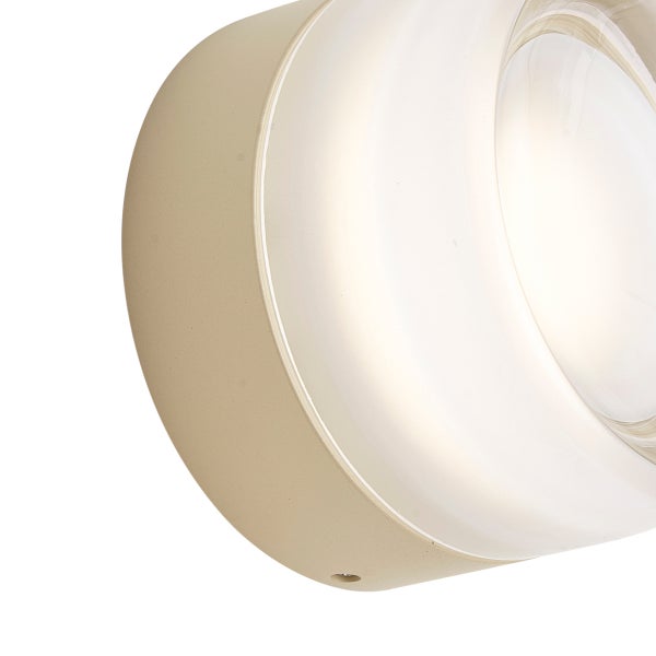Moderne Wandleuchte mit rundem Gehäuse und mattem Diffusor für eine gleichmäßige Lichtverteilung.