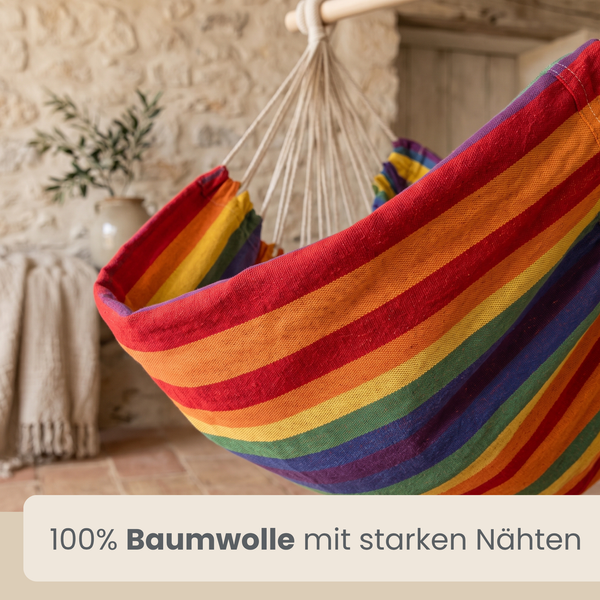 Hängesessel aus Baumwolle mit Regenbogenstreifen und stabilen Nähten in einem Wohnraum.