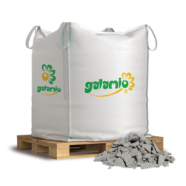 Galamio Schotter im Big Bag auf einer Holzpalette mit einem Haufen grauer Steine.