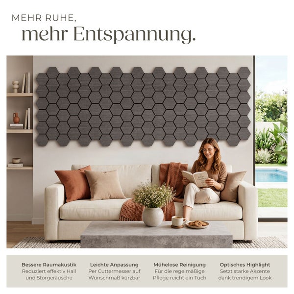 Hexagonale Akustikpaneele an einer Wand im Wohnzimmer hinter einem Sofa für verbesserte Raumakustik und modernes Design.