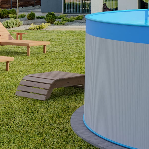 Szene im Garten mit Pool und Holzliegen