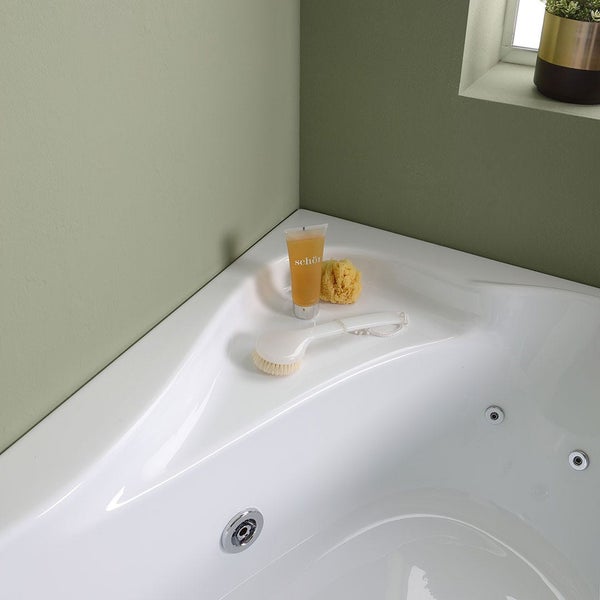 Detailansicht einer Badewanne mit Badebürste, Badeschwamm und Duschgel