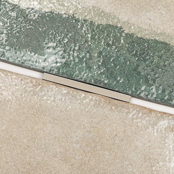 Wandfliese mit strukturierter Oberfläche und dekorativem Metallprofil zur Kantenverarbeitung