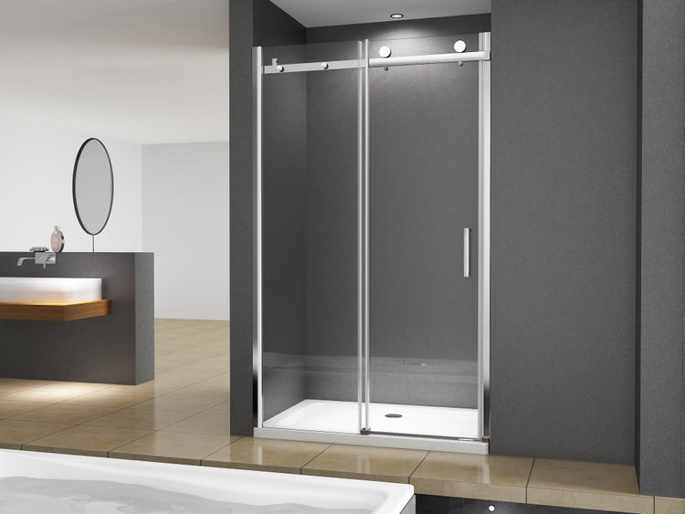 Moderne Duschkabine mit Schiebetür aus Glas, verchromten Beschlägen und flacher Duschwanne in einem grau gefliesten Badezimmer mit Rundspiegel.