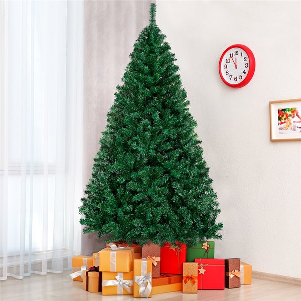 Geschmückter Weihnachtsbaum mit Geschenken im Wohnzimmer.