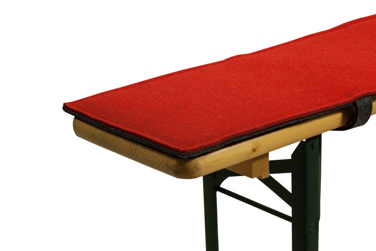 Blaue BGS Technic Kabeltrommel mit 50 Meter Kabel, vier Steckdosen mit Klappdeckeln der Schutzart IP44 und schwarzem Metallgestell.