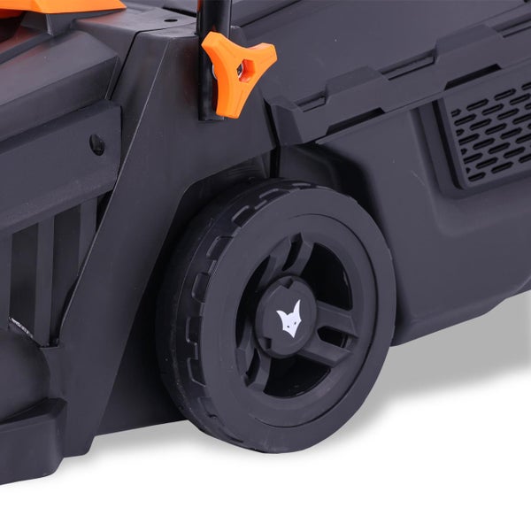 Nahaufnahme eines Rasenmäherrads mit FUXTEC Logo und einer orangefarbenen Flügelschraube am schwarzen Gehäuse aus Kunststoff.