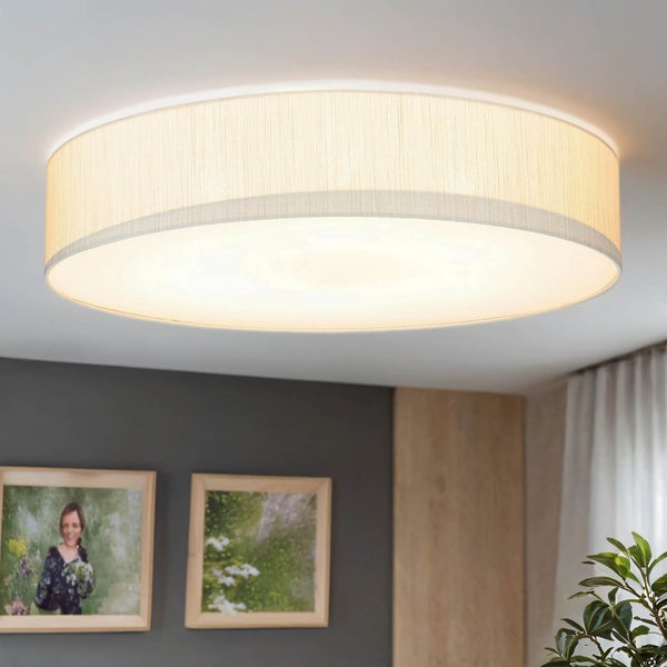 Beige Deckenleuchte mit Textilschirm in einem Zimmer