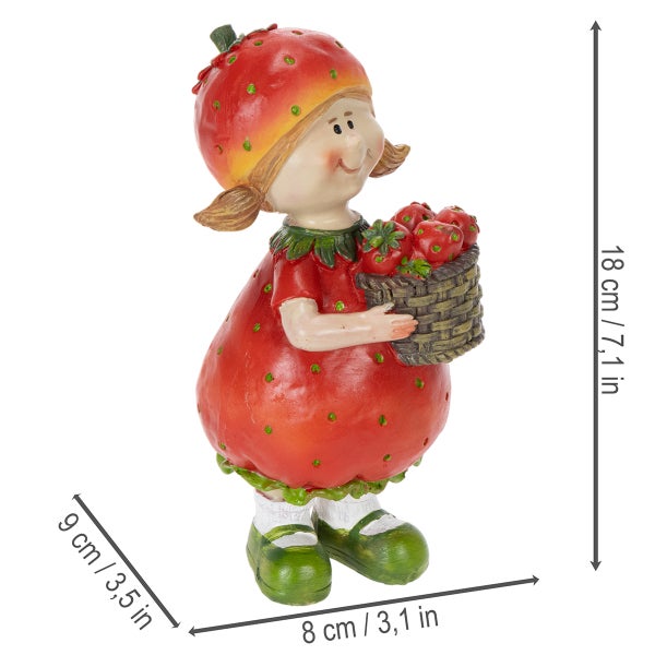 Dekorationsfigur Mädchen im Erdbeerkostüm mit einem Korb voller Erdbeeren. Höhe 18 Zentimeter, Breite 8 Zentimeter, Tiefe 9 Zentimeter.
