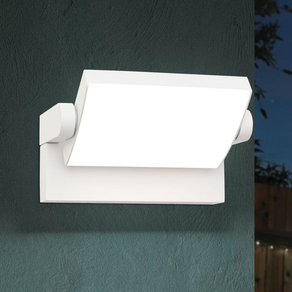 LED-Außenwandleuchte in Weiß, schwenkbar, montiert an einer strukturierten Wand.