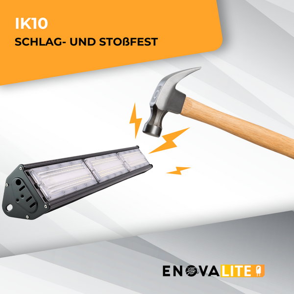 Schlagfeste LED-Leuchte mit Hammer zur Demonstration der Widerstandsfähigkeit