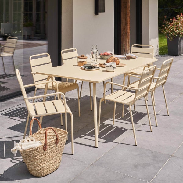 Modernes Gartenmöbel-Set bestehend aus einem rechteckigen Metalltisch und sechs Gartenstühlen mit Armlehnen auf einer hellen Steinterrasse.