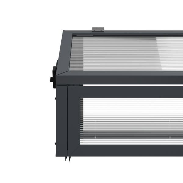 Detailansicht eines Frühbeets mit Metallrahmen und Polycarbonat-Stegplatten, inklusive Scharnier und Eckverbindung.